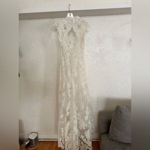 Elegant Cream Lace Floor-Length Wedding Dress size 4